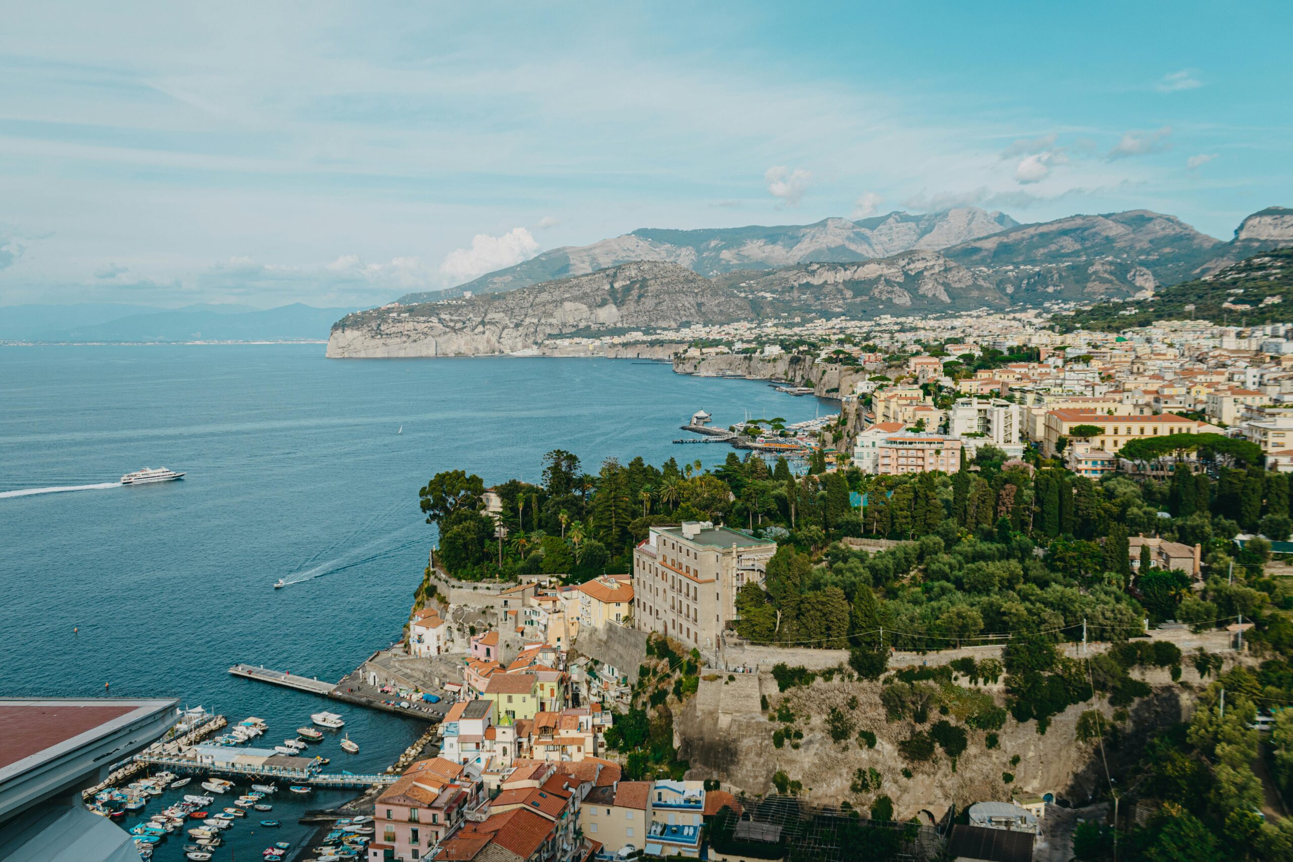 Sorrento cliff houses overlooking the sea with Mount Vesuvius in the background